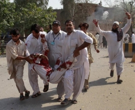 Před ofenzívou armády zahájil Taliban vlnu sebevražedných útoků.